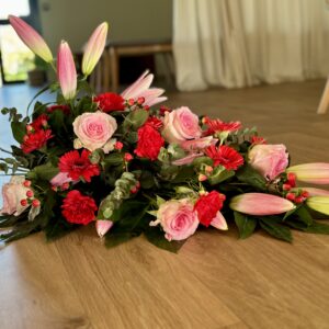 Gerbe piquée de fleurs naturelles pour deuil – composition florale funéraire élégante et apaisante