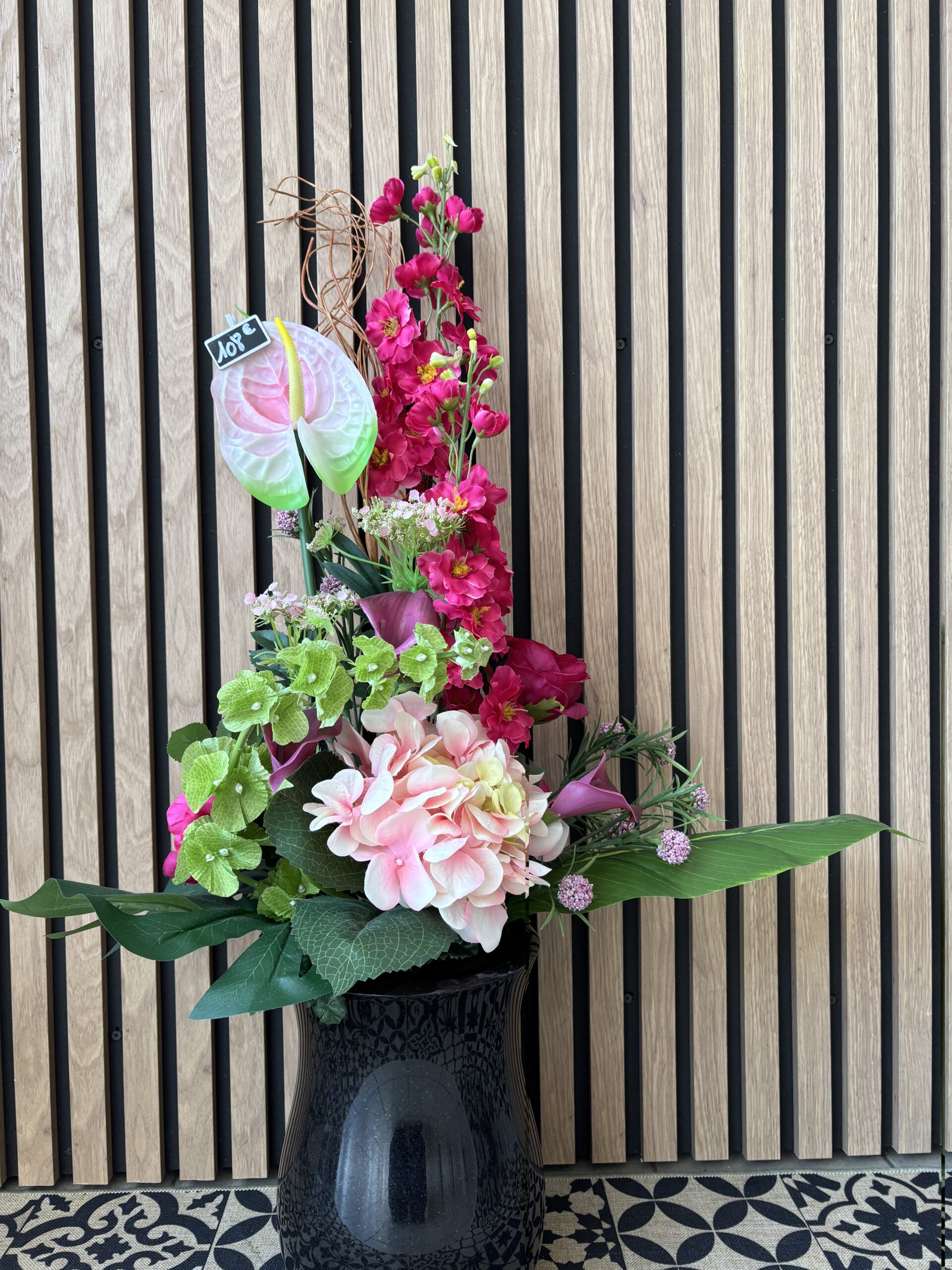 composition florale artificielle pour vase funéraire – pompes funèbres proches de L’Hermitage