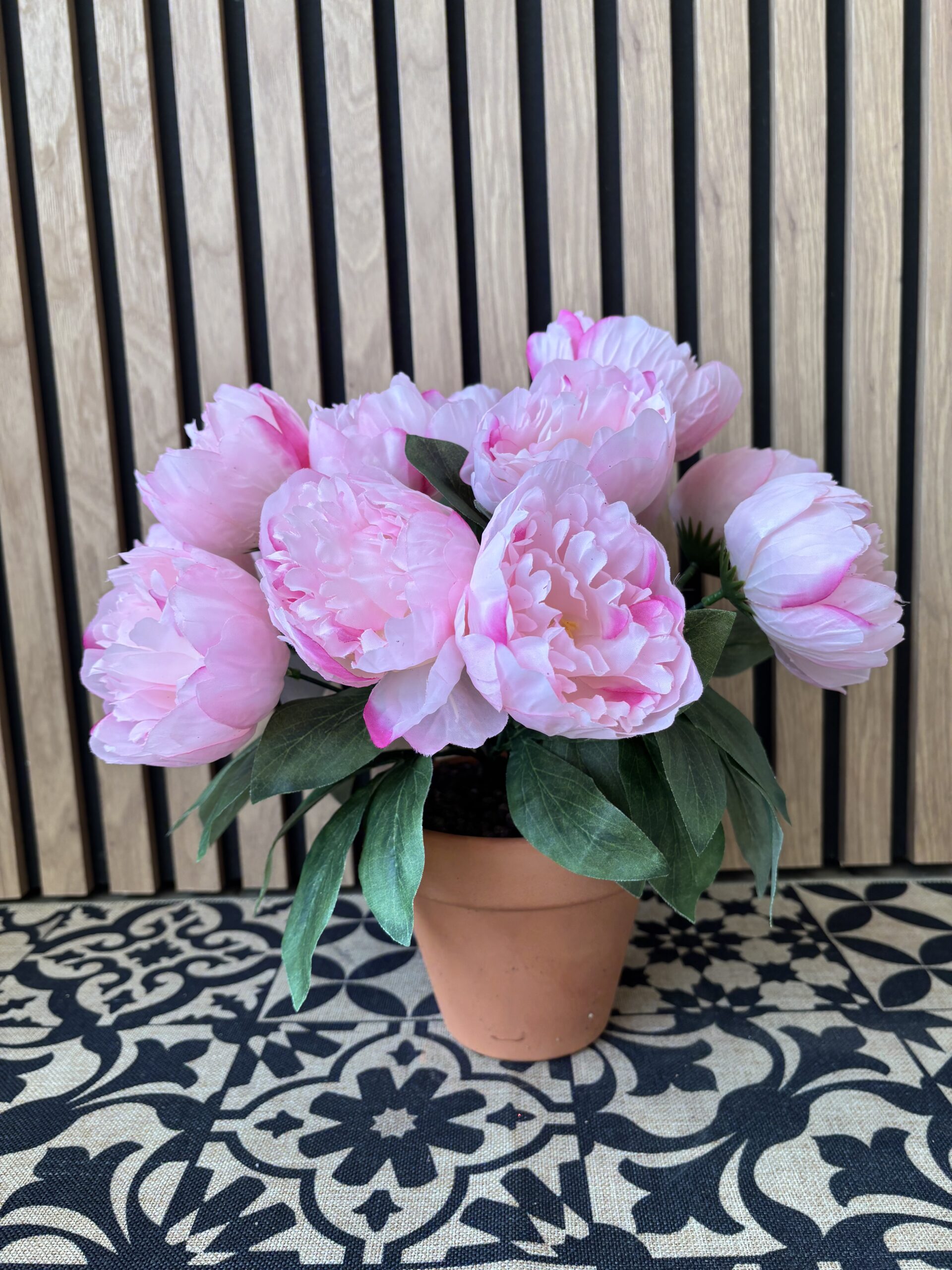 plante fleurie artificielle funéraire en pot – pompes funèbres proches de Saint-Gilles