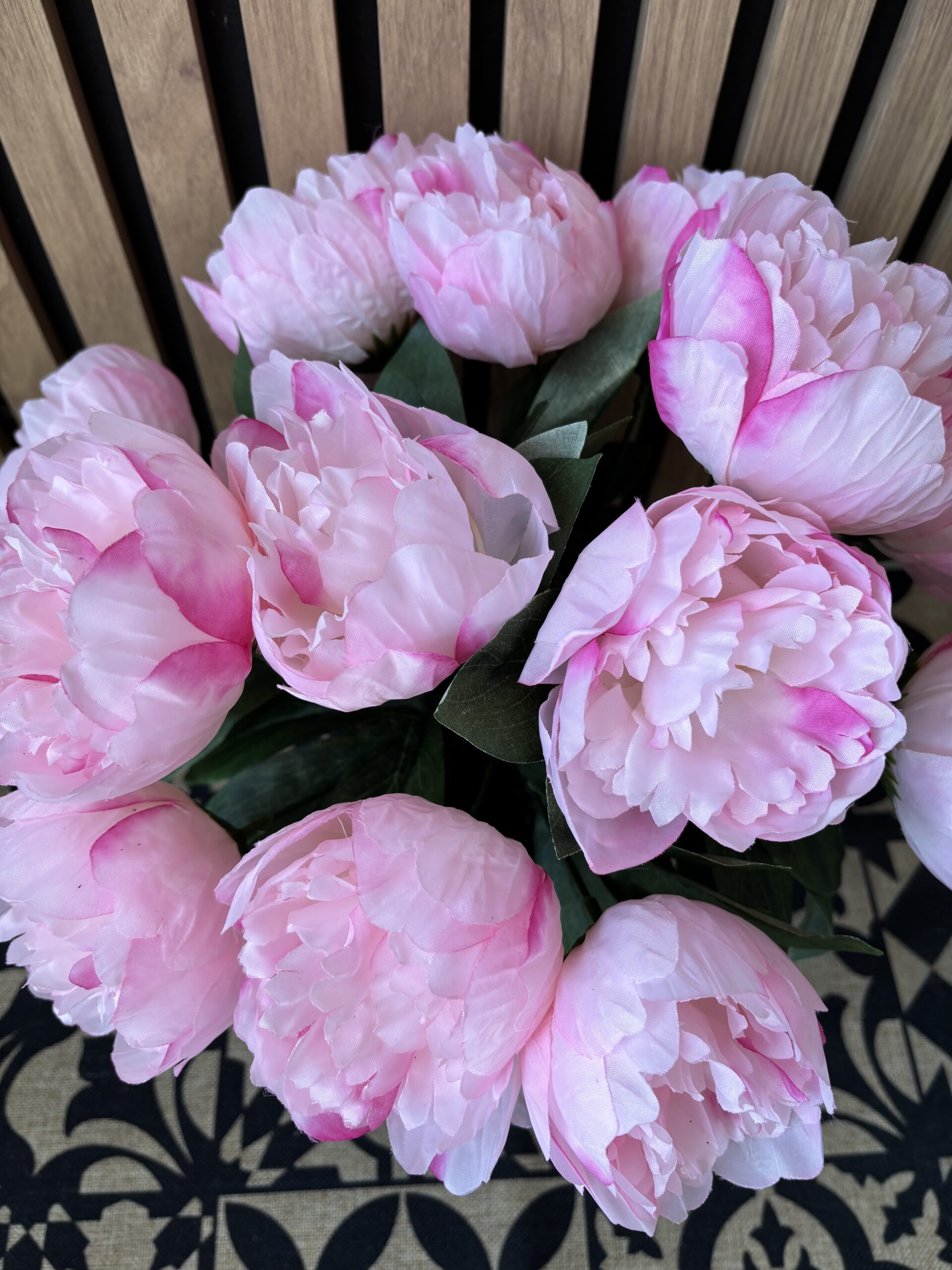 détail fleurs artificielles roses pour plante funéraire