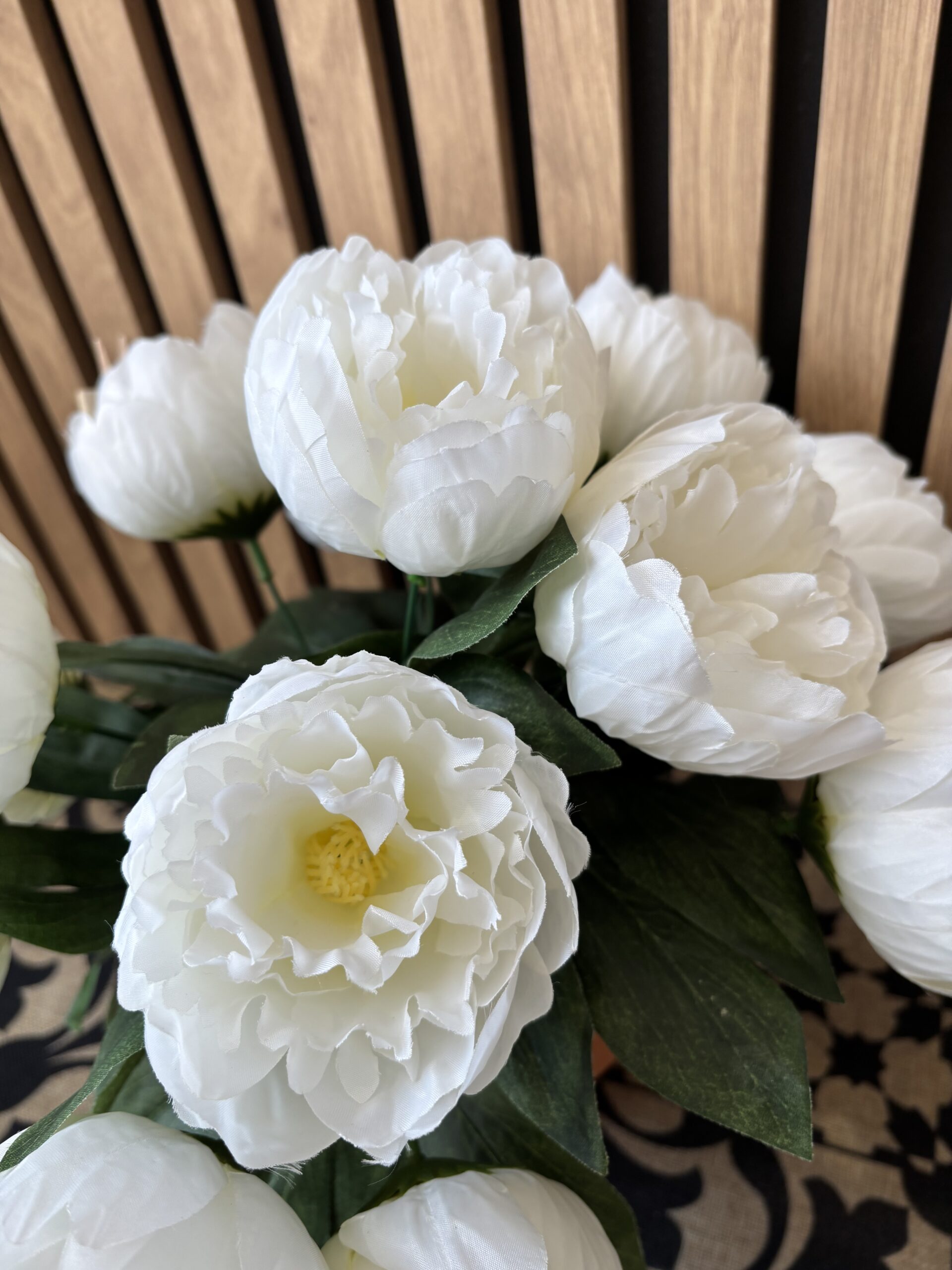 plante fleurie artificielle blanche pour sépulture