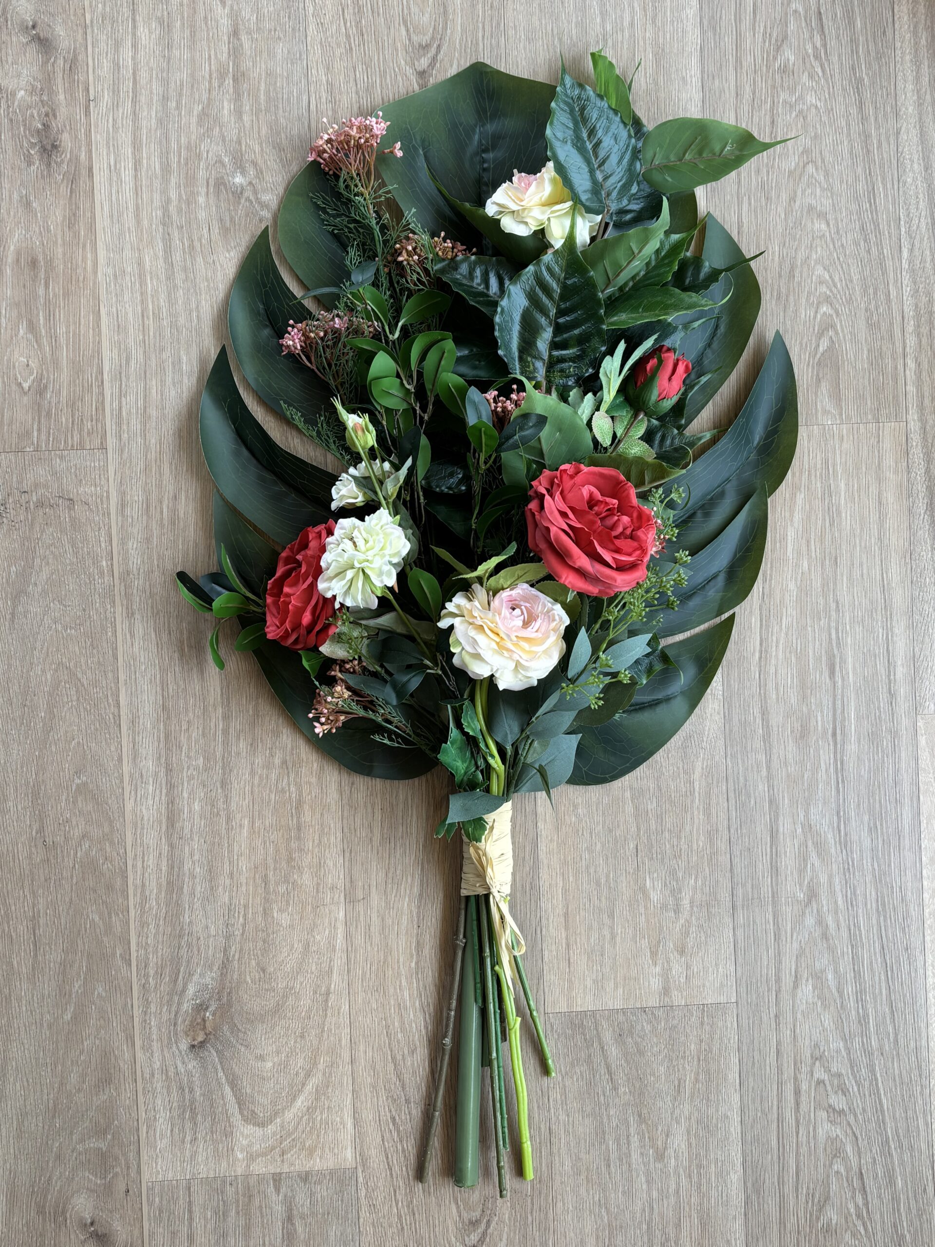 Gerbe funéraire artificielle roses rouges et crème Pompes funèbres Le Rheu