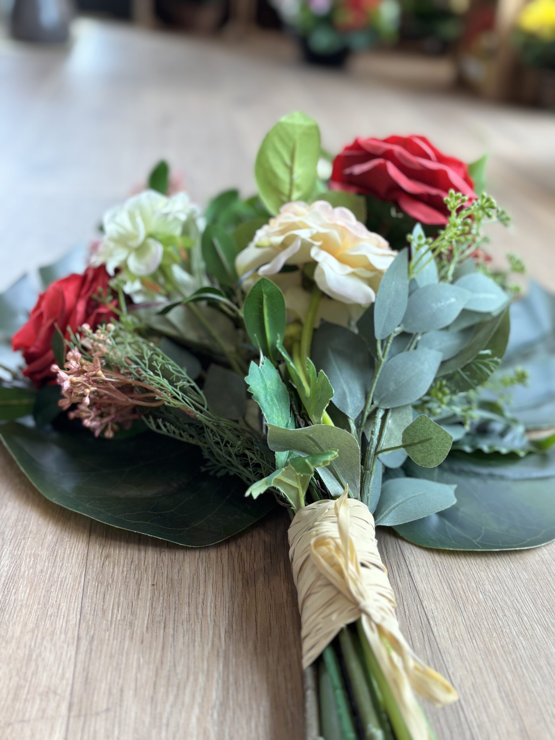 Détail roses rouges et crème gerbe funéraire artificielle