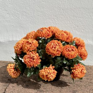 Potée de chrysanthèmes artificiels ocre pour cimetière